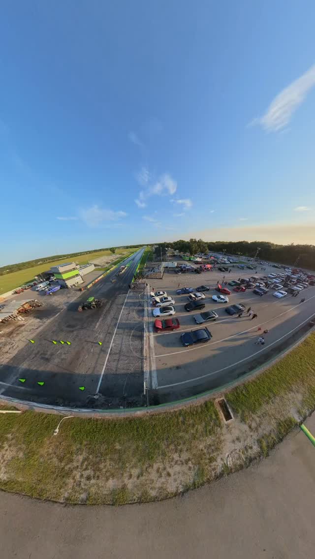 Vista cenital del autódromo con los coches en la parrilla