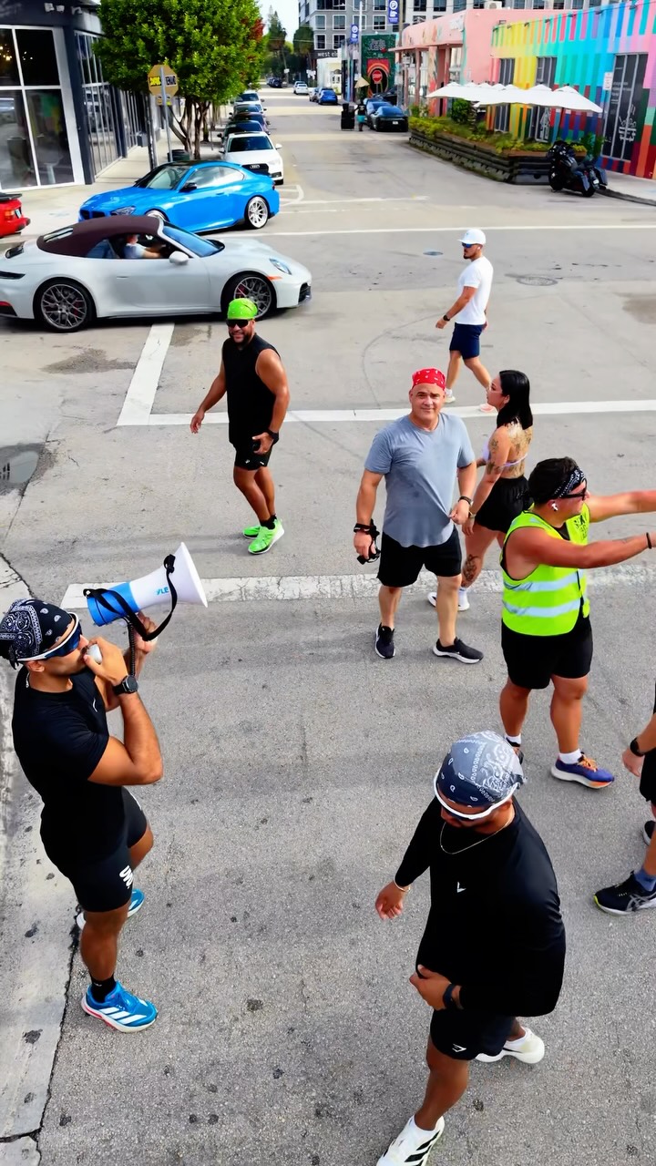 Grupo de un run club corriendo por la calle visto desde el aire