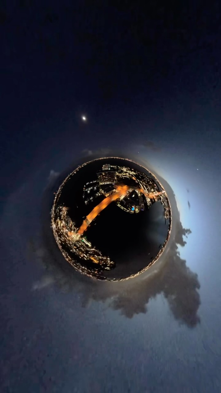Toma tiny planet nocturna de Miami con las luces de la ciudad