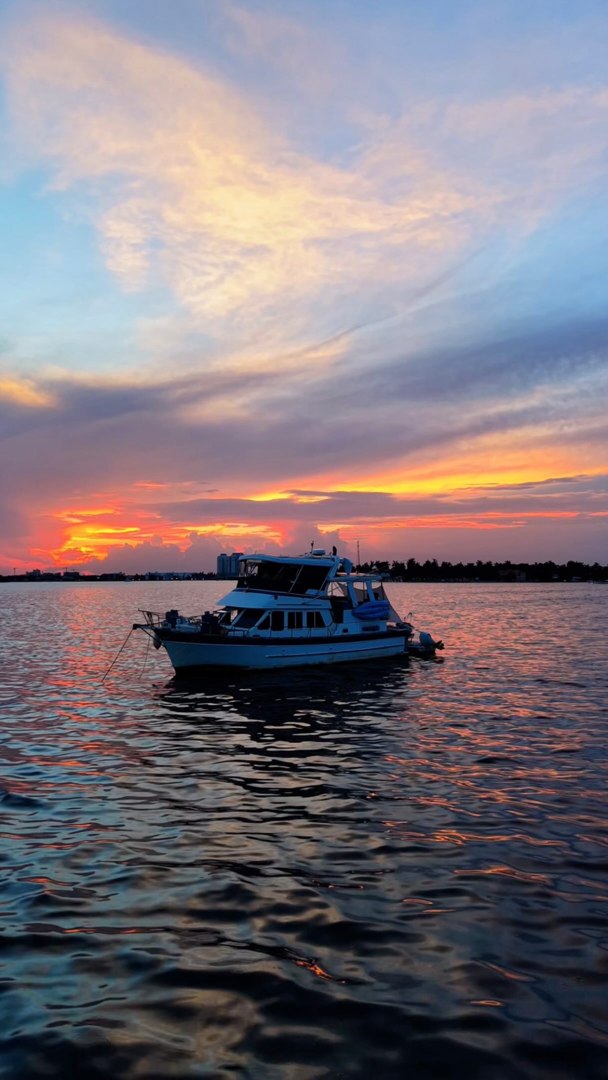 Embarcaciones navegando al atardecer en la bahía de Miami